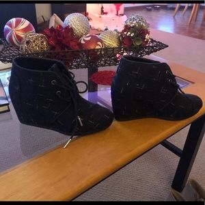 Women’s black wedge Tom booties size 6 nwot